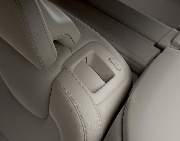 Om bilen är utrustad med elektronisk fällning* av baksätet finns även knappar för fällning placerade i lastutrymmet.