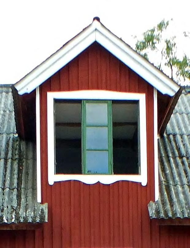Förslagan finns på kvarnens östra långsida (baksidan) samt på boningshuset. Foton: Gabriel Sjövall Tak Åtgärderna på taket har koncentrerats till takkupen, där det tidigare funnits ett läckage.