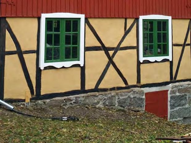Foton: Gabriel Sjövall Port Kvarnens dubbelport uppvisade omfattande skador, varför det beslutades att rekonstruera porten. Varje del mättes upp och porten tillverkades på plats.