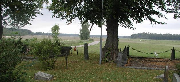 Kyrkoanläggningen Kyrkogården omger kyrkan på alla sidor, fast med störst utbredning söderut dit en utvidgning skett.