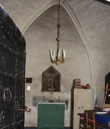 Norra och södra väggens kalkmålningar från 1611 skildrar Jesu livsträd, med motiven inramade av röda beslagsornament. Altaret intill väggen är byggt av trä med framskjutet, rundat mittparti.