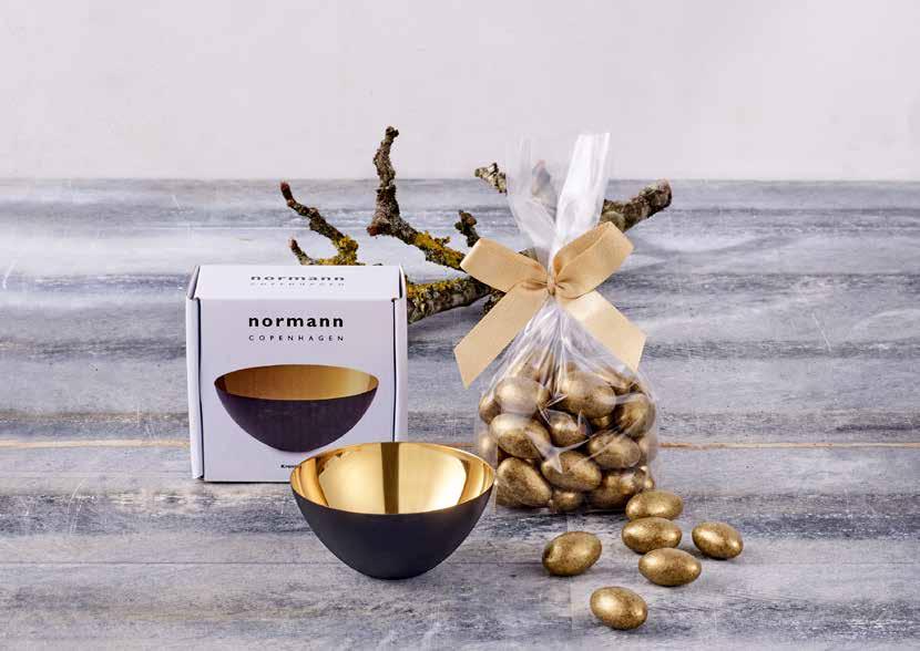 JULKLAPP 1 NORMANN COPENHAGEN & BONCOCA Art nr: 80718-01 Normann Copenhagen: Krenit Skål Material: Stål. Färg: Guld. Mått: 80 mm Boncoca: 100 gr.