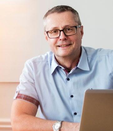 På APL arbetar hon som formuleringsutvecklare samtidigt som hon är kompetensutvecklingsansvarig inom utveckling. Hennes arbete varierar mellan teori och praktik, med ständigt fokus på kundernas behov.
