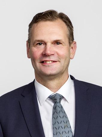 Har haft flera ledande uppdrag inom verksamhetsutveckling och som hälso- och sjukvårdsstrateg i Region Skåne. I APLs styrelse sedan 2010.