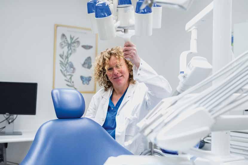 FOTOGRAF: INGA SVENSSON, FOLKTANDVÅRDEN VÄSTRA GÖTALAND KAPITEL 4 Oral hälsa i ett vidare perspektiv TEXT: MAGNUS HAKEBERG, PROFESSOR I ODONTOLOGISK FOLKHÄLSOVETENSKAP, INSTITUTIONEN FÖR ODONTOLOGI,