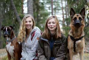 Det andra är att vi har kunnig personal som är uppfödare, tävlar på SM-nivå inom olika hundsportgrenar och/eller är instruktörer. Vi bygger hela vår utbildning på SKK:s och SBK:s dressyrpolicy.