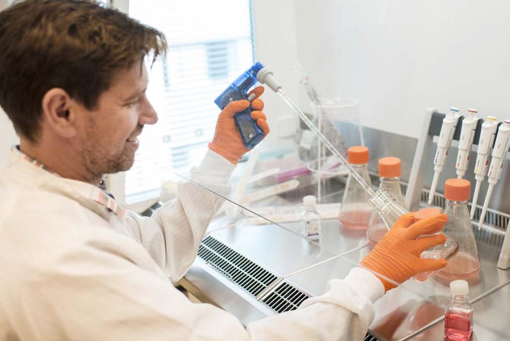 MEDARBETARE Analys i cellrummet utförs av senior scientist Ronny Falk.