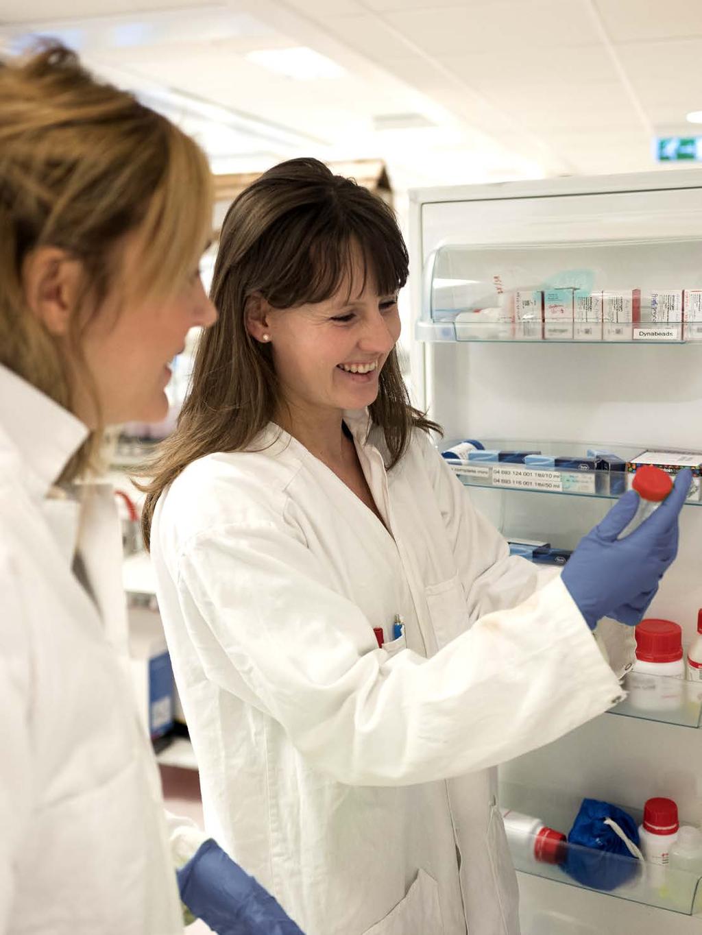 Martina Jones Kostalla, scientist, (t v) och Ebba Gregorsson