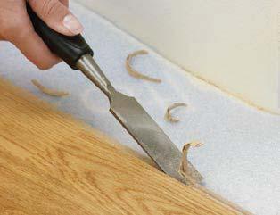 Fixera tvärskarvarna med avkapade brädbitar, innan hela raden lyfts på plats och vikes ned. 7.