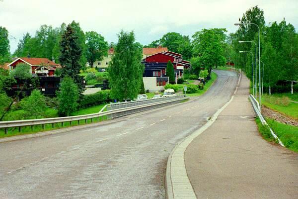Tunavägen vid Bro Foto: Olle Stålberg Åkergatan till strax söder om Gyllehemsvägen fick namnet Gamla Tunavägen år 1979.