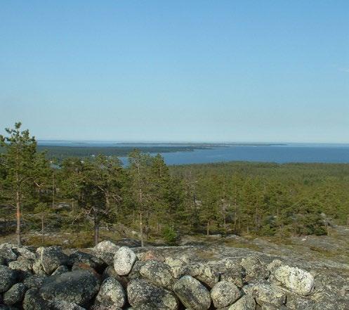 Flera fiskarter vandrar upp i ån för lek. Utter förekommer i hela vattendraget. Nära Jävre finns flera höga, delvis kala kustberg med fornlämningar vilka enkelt kan besökas via Arkeologistigen.
