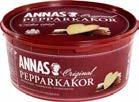 här! 140 g ädelost 2 msk kesella ½ dl hackade valnötter ½ msk konjak ca 10 krossade pepparkakor 1.