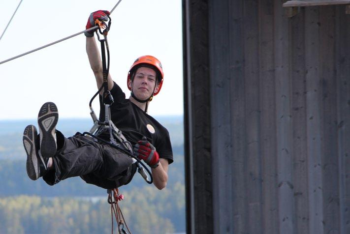 ZIPLINE ZIPLINEBANOR NYA FAMILJEVÄNLIGA GRÖN-BLÅ BANAN Nya Grön-blåa banan är även den adrenalin kittlande med sina totala längd av 1009 meter linor fördelat på sex stationer.