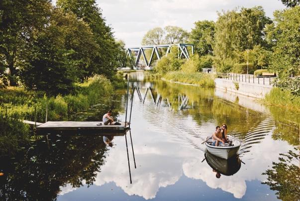BYGG BOSTÄDER TILL BIN OCH ANDRA POLLINATÖRER Biotopias tält i Linnéträdgården Kom och bygg ett insektshotell eller en fjärilsholkmed pedagoger från Uppsala linneanska trädgårdar.