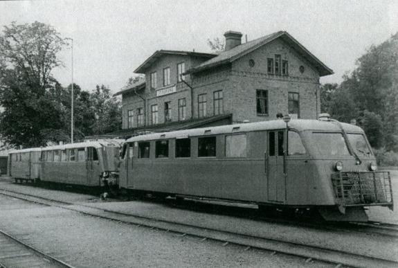 Nu slapp man byta tåg i Finspång och kunde åka smalspår från Örebro till Norrköping och vidare till Valdemarsvik. Men det tog sin tid.