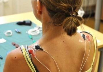 Elektromyografi (EMG) Mätningar av muskelbelastning gjordes med hjälp av elektroder som registrerar den elektriska aktiviteten i muskulaturen, s.k. elektromyografi (EMG).