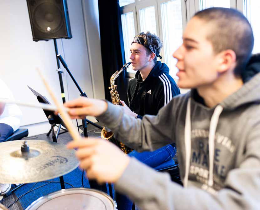 MUSIK Särskild variant Musik Älskar du musik och vill spela i ensemble under dina tre år på gymnasiet parallellt med dina naturvetenskapliga studier?