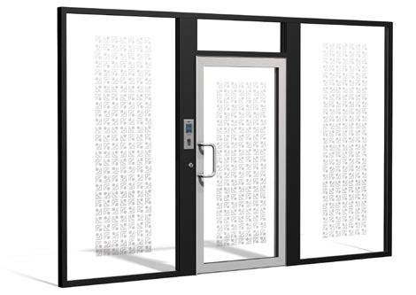 Inspiration E-karm. Smarta funktioner ger trygghet Dörr 2074 naturanodiserad och karmar 3074 pulverlackerade. Glas med screentryck, mönsterdesign av Hans-Jörgen Hansson.