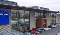 Allt samlas under tak och inköpsresan kan kombineras med ett besök på en restaurang eller ett café. Gallerior med stora skyltfönster längs invändiga gågator bildar ett eget centrum, en stad i staden.