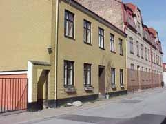 fastighet: HÅKAN MELLERSTA 4, hus A. adress: Sommargatan 3. ålder: 1879. Ombyggt 1917. arkitekt / byggm: Henrik Nilsson (1917).