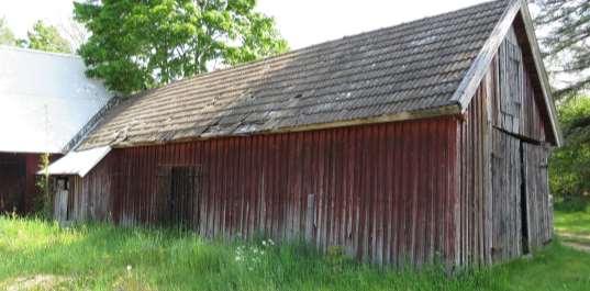 Bostadshuset är tämligen välbevarat.