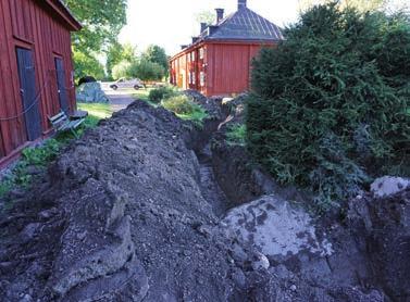 Bild 14. Södra delen av huvudschaktet, i anslutning till Pagebyggnadens norra gavel. Foto: Tobias Mårud. Bild 15. Schaktet mellan Pagebyggnaden och hus 2014 har lagts igen. Foto: Tobias Mårud. Bild 16.