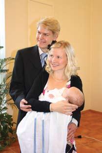 Familjenytt Här kan du berätta om nyfödda, döpta, gifta och jubilarer, eller meddela att någon har avlidit. Skicka materialet till: maria.lindberg@evl.fi Adam Oscar Lönnholm f. 24.8.2011, döpt 16.10.