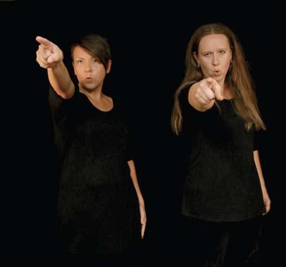 Vi övar i min källare framför en jättestor spegel. Allra roligast är att teckna till musik med tung rytm och dramatisk text. Då får man teckna med mycket armkraft.