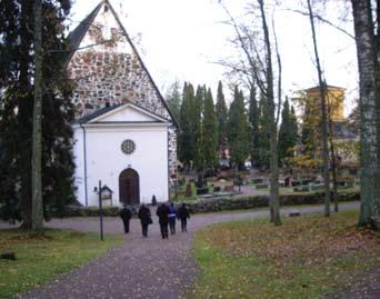 Gudstjänst i Pojo kyrka 23.11.2011 Dagen var kylig då jag kom till Karis kl. 17.00. Där träffade jag fem andra personer samt två diakoner med bilar. Diakonerna körde oss till Pojo, det var 10 km dit.