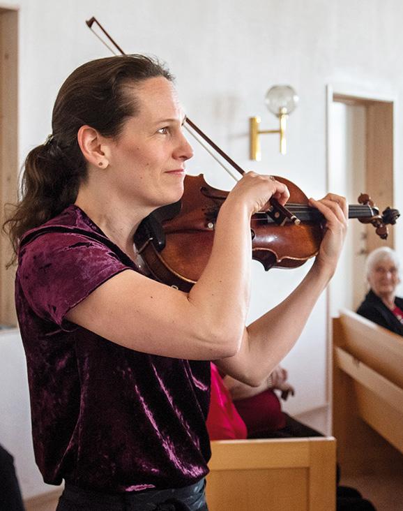 Att så leva i musiken... Lördag eftermiddag i Söderportkyrkan. Musica Vitae har tagit plats på scenen, någon hälsar välkommen till dagens konsert. I entrén står Malin Broman ensam, djupt fokuserad.