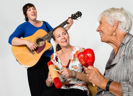 Musik för kropp och själ - Hanna Schüldt & Linda Gagnestam Med sång, rörelse och rytmik hålls en musikstund där vi utforskar musiken och rösten med hjälp av våra kroppar, rytminstrument, ballonger