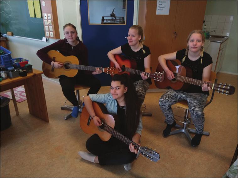 Gitarr Gitarr, elgitarr och elbas Kulturskolan erbjuder undervisning i gitarr, elgitarr och elbas. Gitarren är populär som komp- och soloinstrument.