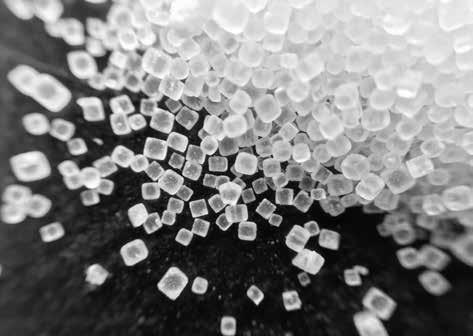 Kostnaden för framställningen är så gott som obefintlig. Vanligt salt kostar inte många kronor och inte heller kranvattnet är särskilt dyrt, så gör du det själv så kommer du billigt undan.