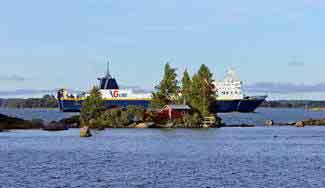 Här betjänar dig landets tredje livligaste utrikesflygstation, från vilken flyg avgår till Helsingfors och Stockholm flera gånger om dagen.