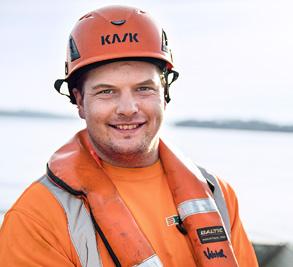 TEXT: KATARINA BRANDT FOTO: NIKLAS BJÖRLING Viktor Albinsson gillar variationen i arbetet som inhyrd skeppare hos Peab Marin. 06.30 Det är tidig morgon i oljehamnen på Loudden.