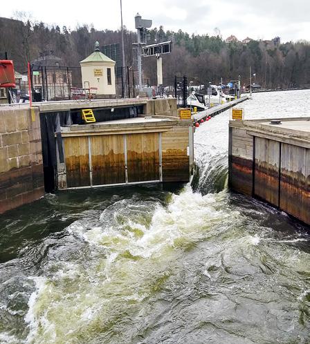 ~ 6 ~ VIA SIG NAL ER Högtryck i tappkanalerna Vattenmängder motsvarande 60 fyllda Globen per dygn forsade ut ur Mälaren under vissa dagar i maj. Vi kan kalla det en vanlig vårflod.