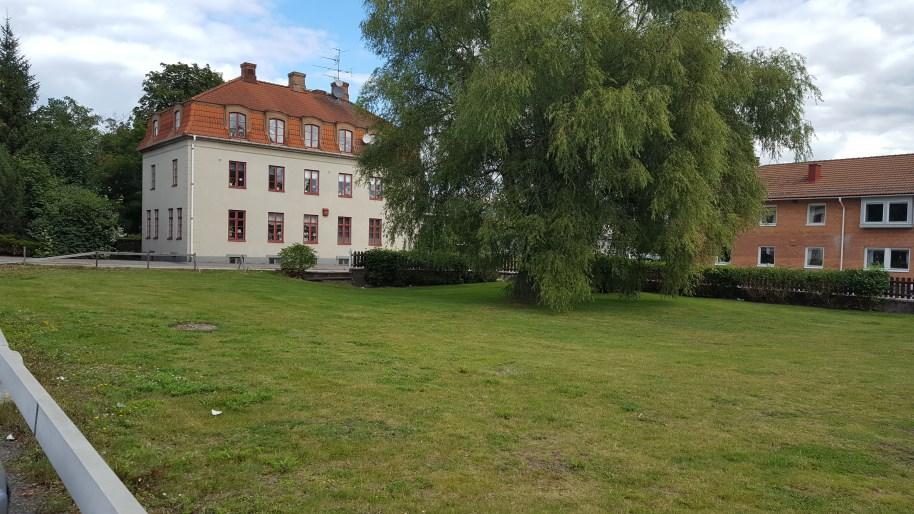 Härifrån sluttar marken ner mot öster och söder med en höjdskillnad på cirka 3 meter. Större delen av planområdet utgörs av en grusbelagd yta som idag används som parkering.