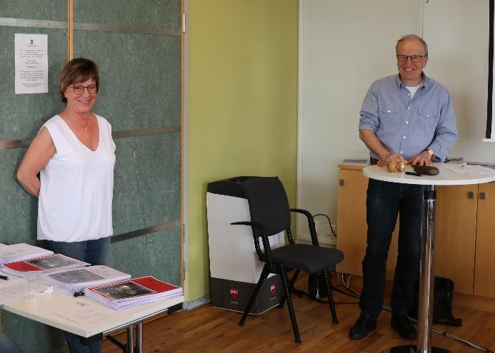Ordinarie ordförande Gunilla står och övervakar hur mötesordförande Ola sköter sig Två motioner behandlades. Dels en från PKK Malmö om deltagande i PIF-arrangemang för anhöriga.