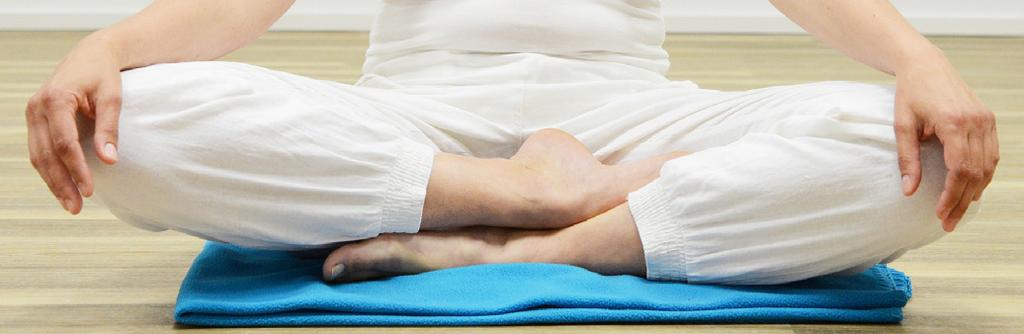 LÄS MER OM INNEHÅLLET PÅ VÅR HEMSIDA! HÄLSA & LIVSSTIL MEDIYOGA (MEDICINSK YOGA) En lugn och läkande yoga för dig med ryggsmärta, spänningar, stress eller hjärt- och kärlproblematik.
