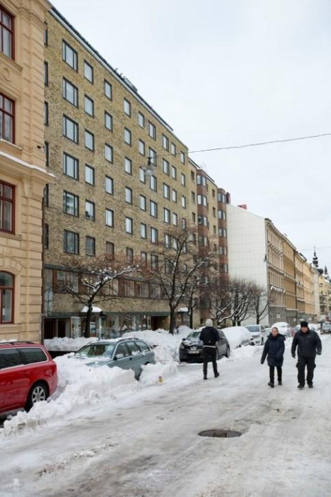 Utemiljö Den aktuella gården utgörs i dag till stor del av gräsmatta, ett