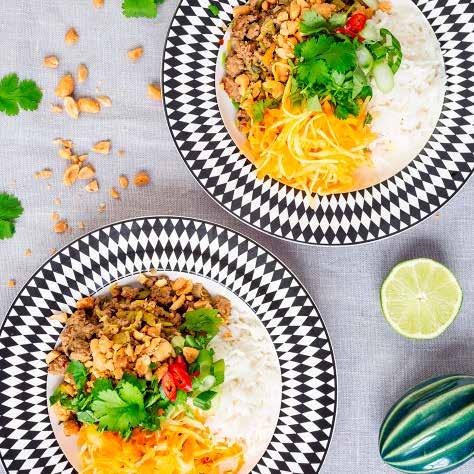 ASIATISK FÄRSPANNA med vitkålssallad Ca 30 min Färspanna 2 vitlöksklyftor 1 msk riven ingefära ½ chilipeppar ½ purjolök 2 msk japansk soja* 1 msk fisksås* ½ lime 2 tsk honung* 2 msk vatten* Rapsolja*