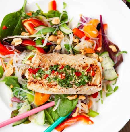FISK med thaidressing och nudelsallad Ca 30 min Fisk Ca 600 gram tinad torskrygg 2 krm flingsalt* 1 krm svartpeppar* Skal från ½ citron 1 msk olivolja* Thaidressing ½ finhackad chilipeppar 1 riven