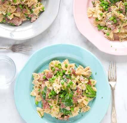 CITRONDOFTANDE PASTA med bacon Ca 20 min Pasta 400 gram pasta 1 rödlök 1 vitlöksklyfta 2 förp bacon Olivolja* 1 dl creme fraiche 1½ dl pastavatten* ½ färsk gräslök Rivet skal- och saft från ½ citron