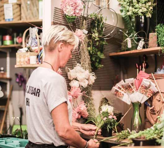 4 REPORTAGE Webshop med arktiska vä Efter behövlig semester laddar tjejerna på Malå Blomster för en ny säsong med härliga blomsteruppsättningar, trendiga möbler och det senast inom inredning.