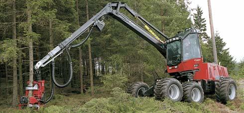 Figur 1. En skördare, modell Valmet 901.2, i arbete vid en slutavverkning (www.komatsuforest.com).