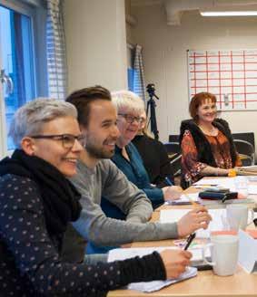 Att studera hos oss Antagningskrav För att få börja läsa på folkhögskola bör du ha fyllt 18 år. När det gäller allmänna kursen är det ett krav. Se under varje kurs vad som gäller.