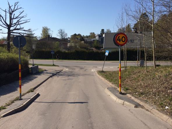 I östra Sjöberg ansluter lokalgatorna till Lomvägen som fungerar som huvudväg. Flera lokalgator saknar gångbana.