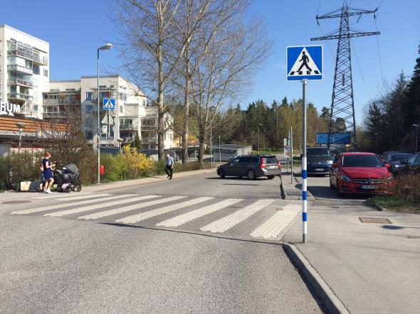 Flera av övergångsställena är dock slitna med dåligt skyltning och gammal målning. Endast ett fåtal övergångsställen är hastighetssäkrade.