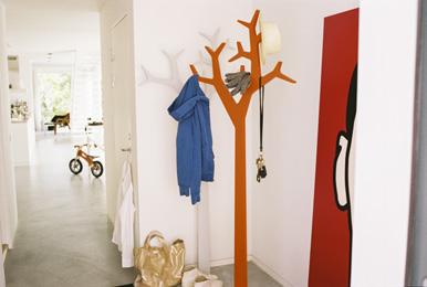 Tree Tree wall 194 cm väggmonterad rockhängare W D H Vikt Volym Art. nr: 26332 89 13 194 6 0.12 Standard distanser 10 cm. Längre distanser offereras på förfrågan.