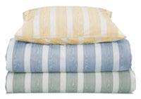50% bomull, 50% polyester. Vit satinrand 150g/m². 21106. Örngott Savoy stl. 55x75 cm. 21306. Örngott Savoy stl. 55x60-30 cm. 2310601. Påslakan Savoy stl. 150x230 cm. Vit, grå, linne.